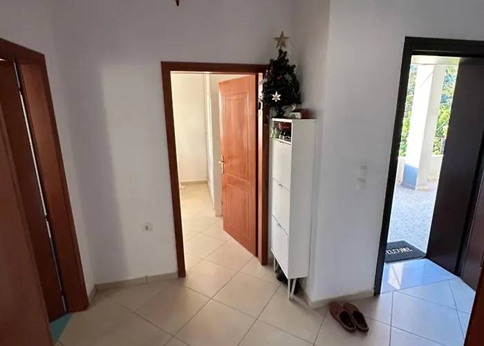 Te Nana's Farm * Konispol